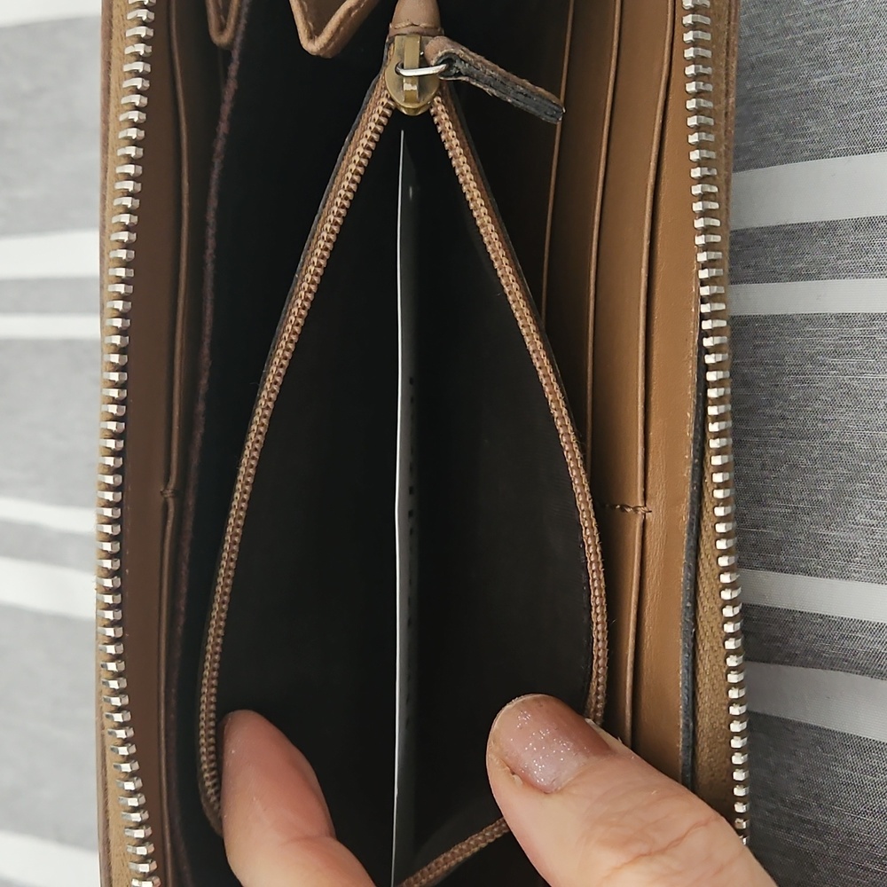 Gucci Embossed Beige Zip-Around Wallet - Picture 7 of 11